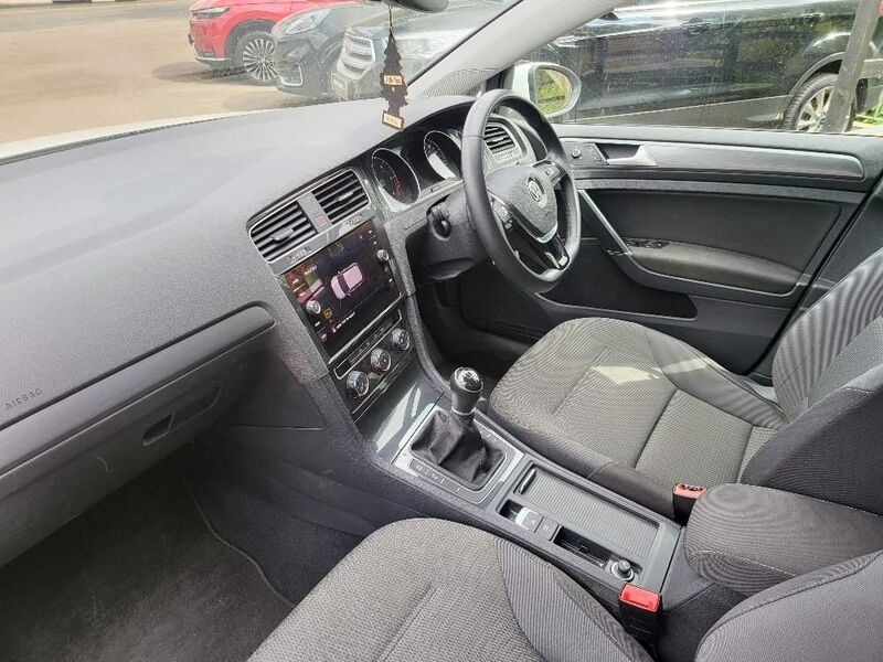 View VOLKSWAGEN GOLF 1.6 TDI BlueMotion Tech SE Nav Euro 6 (s/s) 5dr