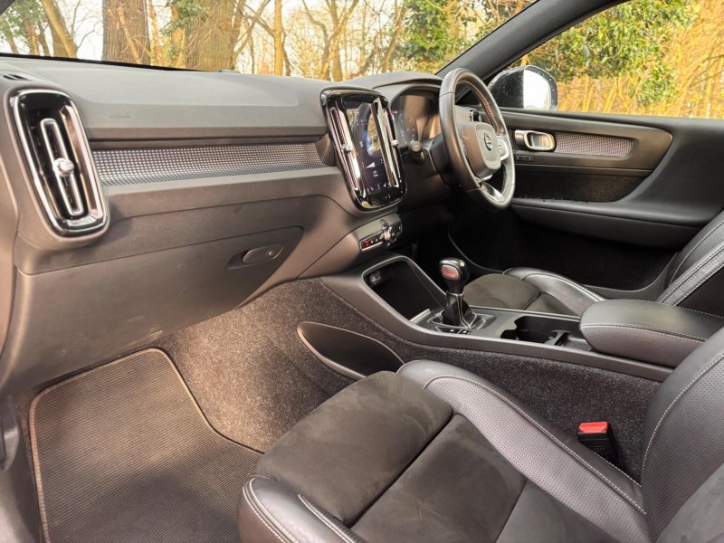 VOLVO XC40