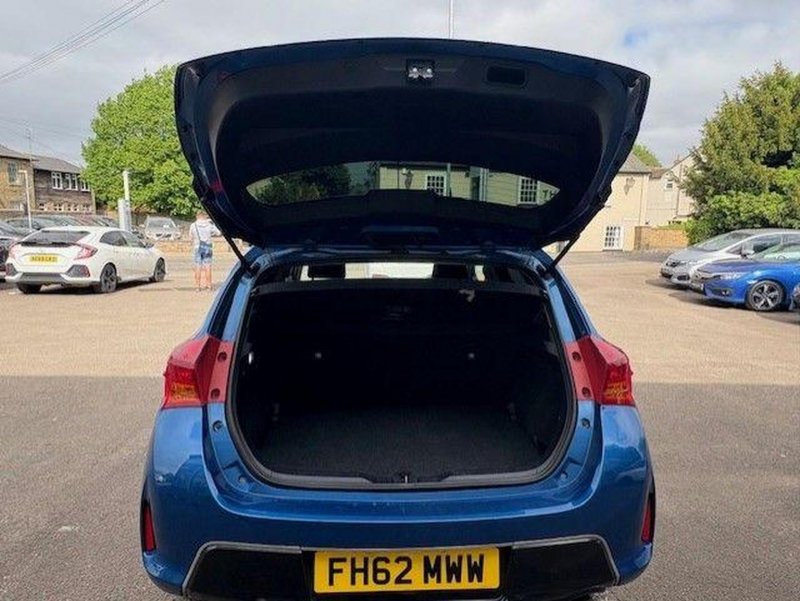 TOYOTA AURIS