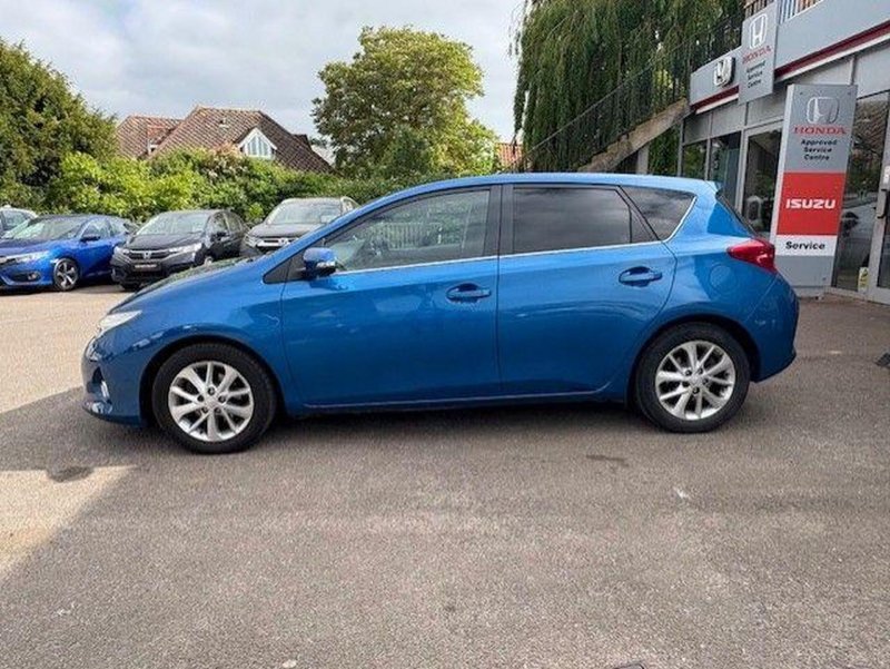 TOYOTA AURIS