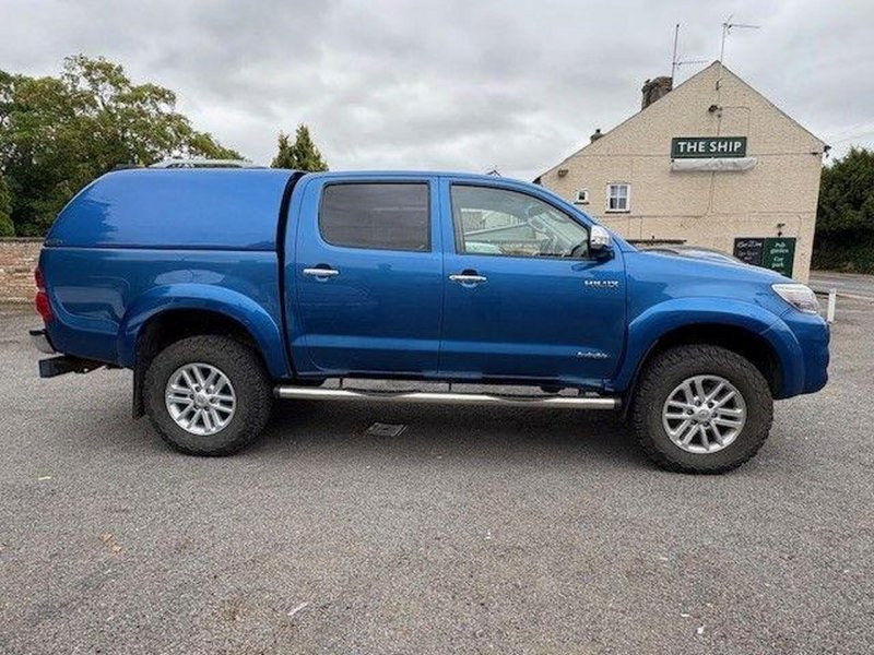 View TOYOTA HILUX 3.0 D-4D Invincible Auto 4WD Euro 5 4dr